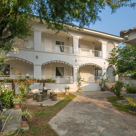 Banlomnow Hotel Chiang Rai Exterior foto